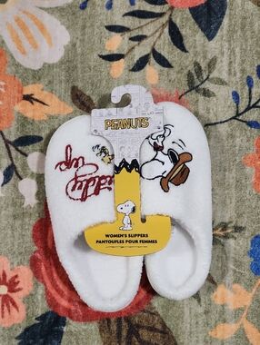 Peanuts White Women's Large Snoopy Embroidered Slippers